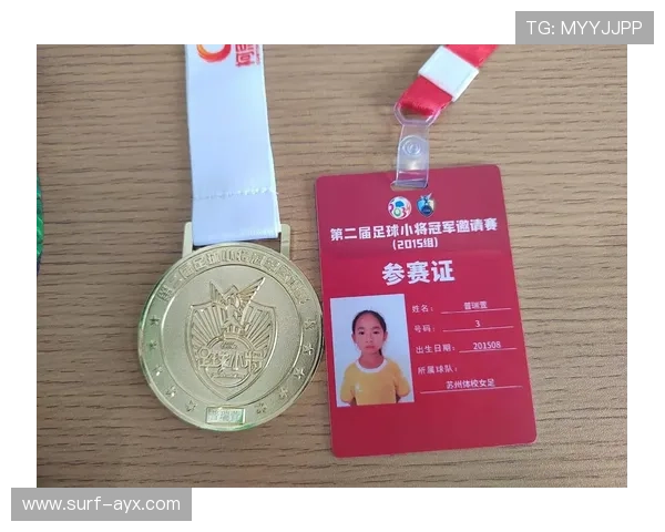 足球球星参赛证挂件足球精美设计展示足球文化与球迷纪念意义